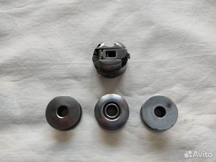 Шпульный колпачок и три шпульки