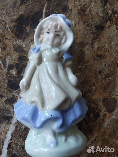 Фарфоровая статуэтка девочка