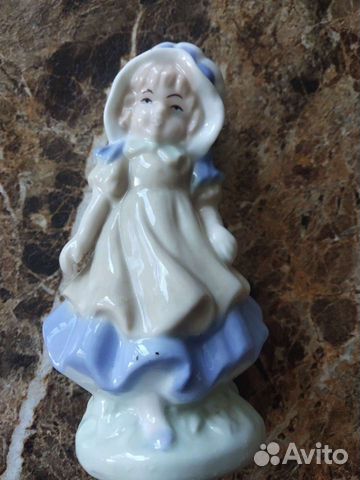 Фарфоровая статуэтка девочка