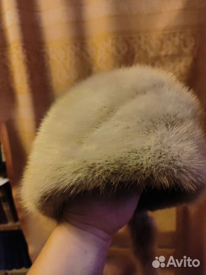 Норковая темная шапка и светлый берет