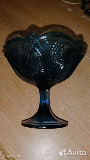 Ваза для фруктов на ножке цветное стекло