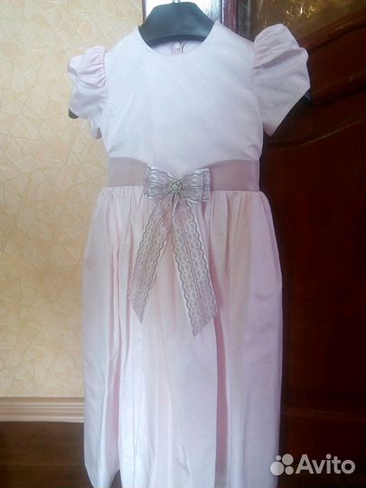 Нарядное платье для девочки в отличном состоянии
