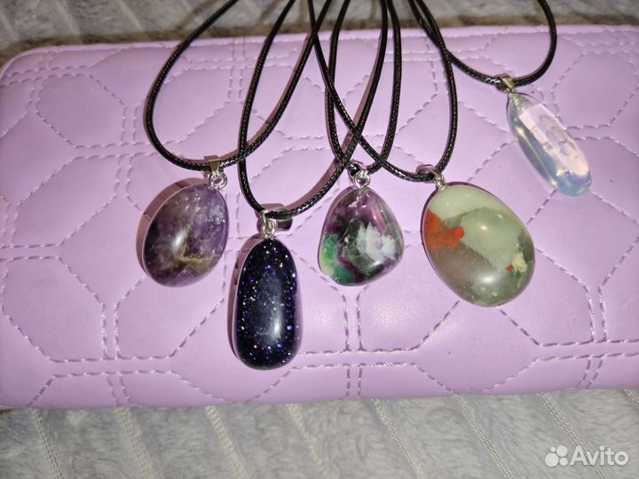 Камни настоящие с декоративной цепочкой