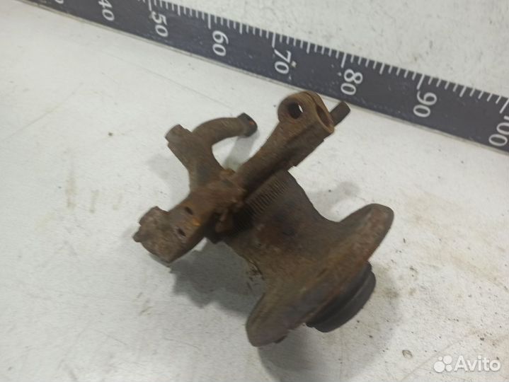 Кулак передний правый