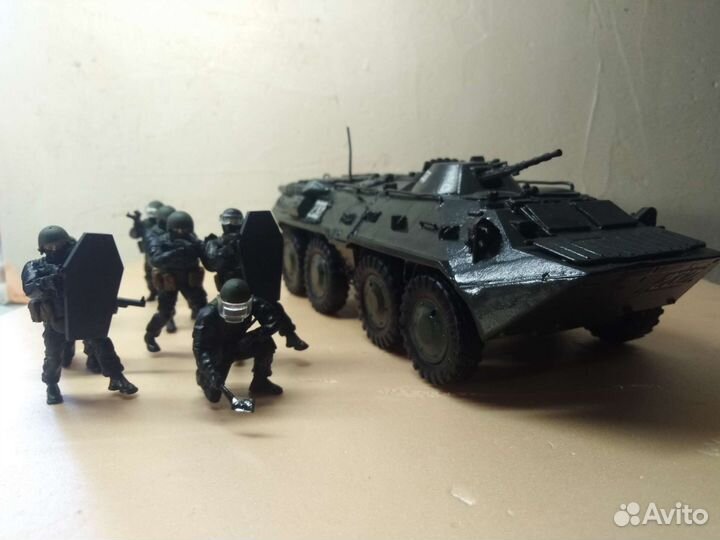 Модель бтр 80 с фигуроми солдат в 35 масштабе