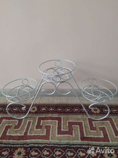 Подставка под цветы металлическая