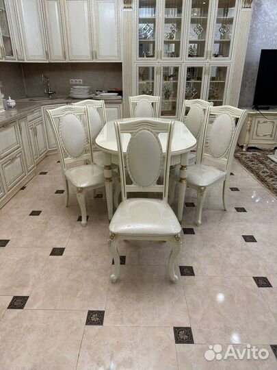 Кухонный стол и стулья