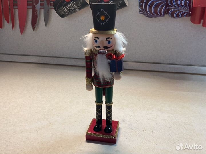 Щелкунчик деревянный 26см