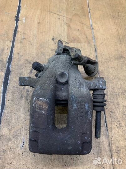 Суппорт задний левый Mitsubishi Colt хетчбэк-3Х