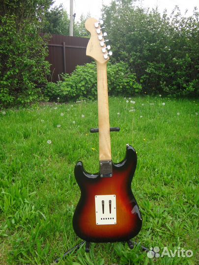 Продается Squier Stratocaster (от компании Fender)