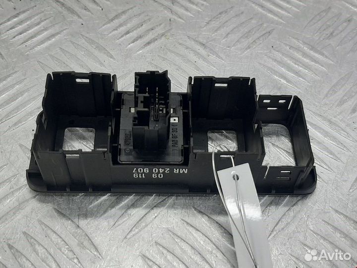 Кнопка (выключатель) Mitsubishi Carisma 1998