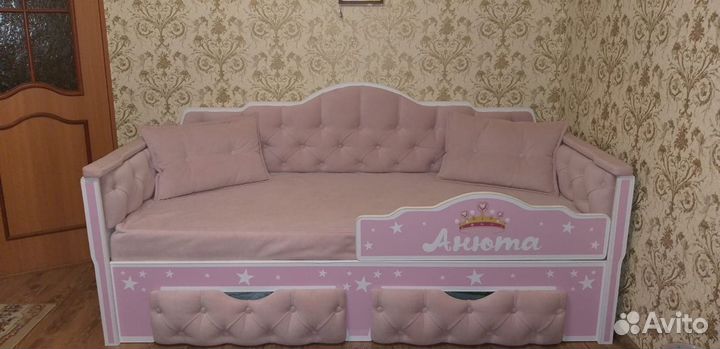 Кровать-диван в каретной стяжке