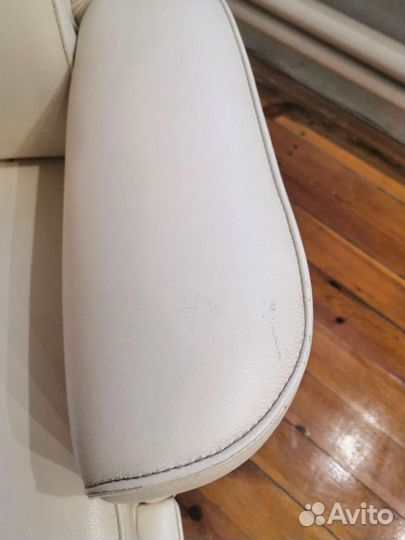 Офисное кожаное кресло