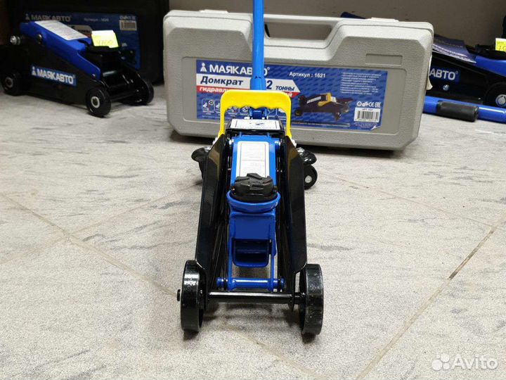 Домкрат подкатной гидравлический маякавто 2т