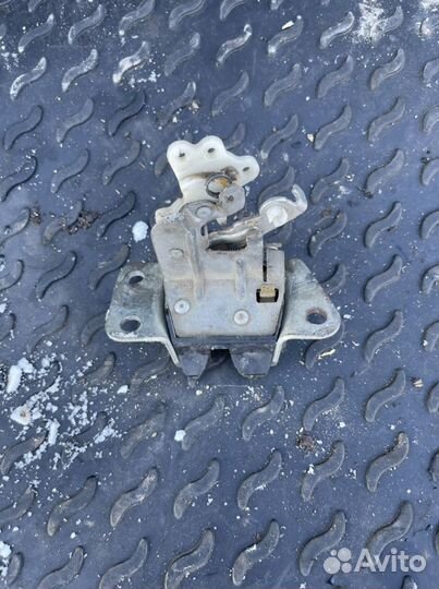 Замок крышки Багажника Mitsubishi Lancer Cedia