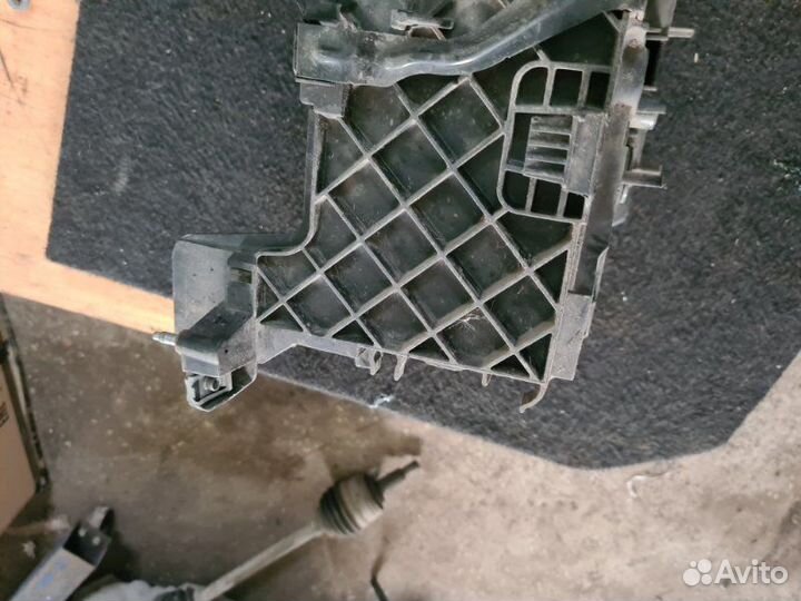 Короб аккумулятора Renault Fluence седан M4R 2011