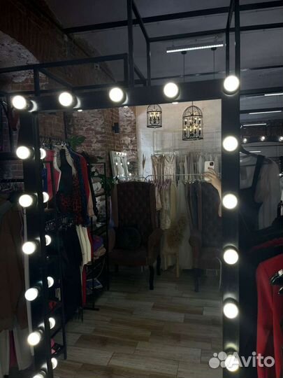 Зеркало с подсветкой на колесиках