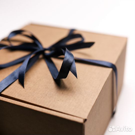 Подарочная коробка с наполнителем и лентой