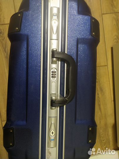 Чемодан на колесах с ручкой большой