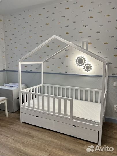 Детская кровать-домик из цельного массива