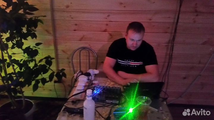 Диджей DJ с аппаратурой