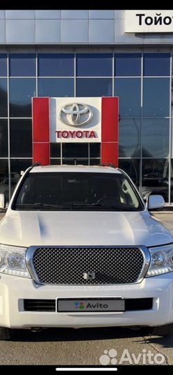 Продам решетку радиатора на Тойота Лк 200