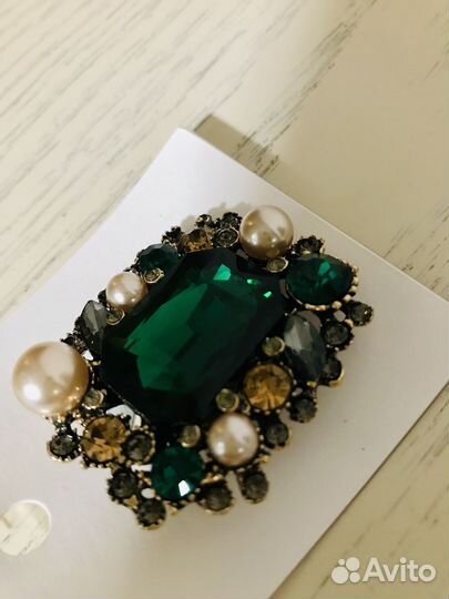 Эффектная изумрудная брошь с жемчужинами