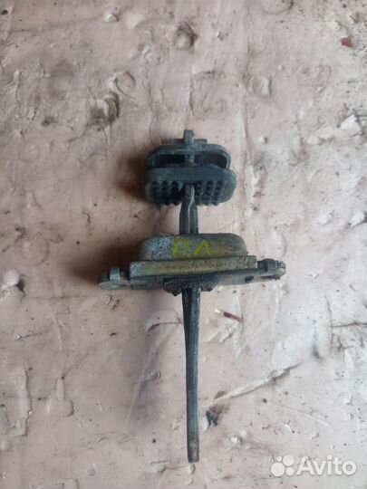 Ограничитель двери передний левый Rover 45