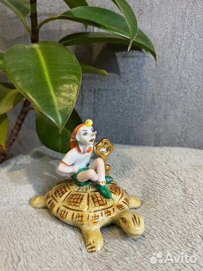 Фарфоровая статуэтка 
