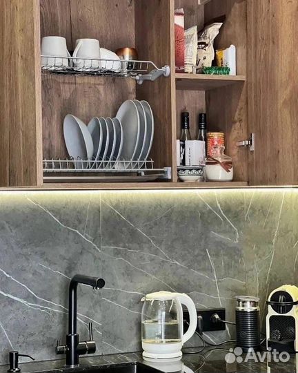 Яркая угловая кухня с подсветкой в рассрочку