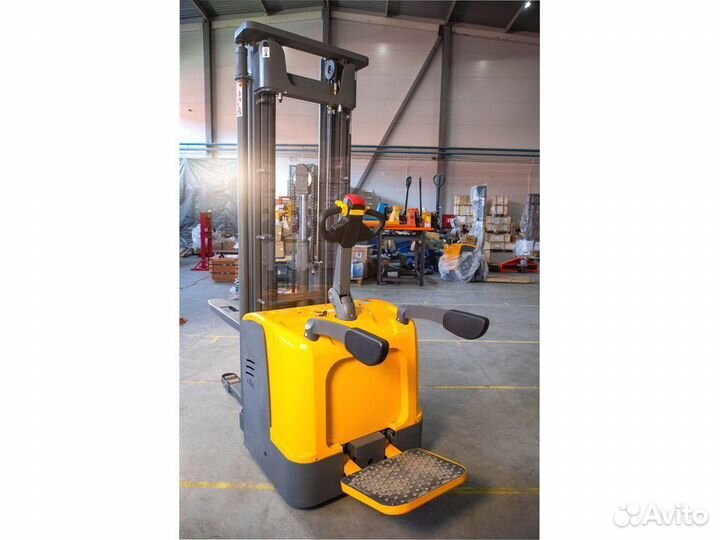 Штабелёр электрический самоходный с площадкой