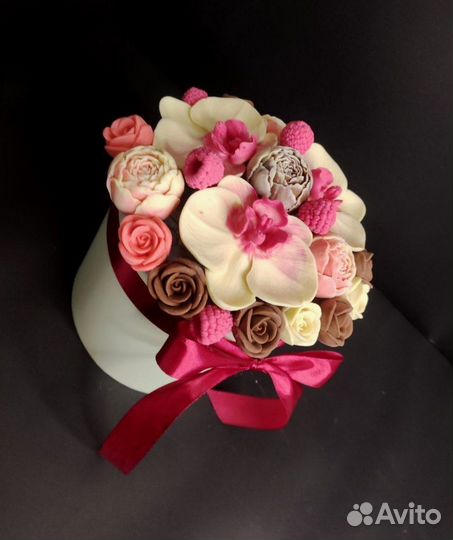 Цветы из Бельгийского Шоколада в Шляпной Коробке