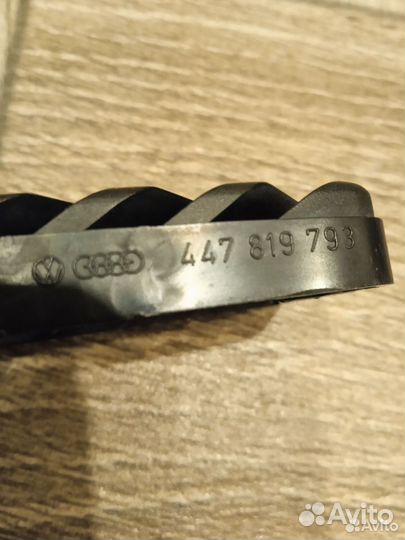 Решётка (воздуховод) передней панели Audi 200 C3