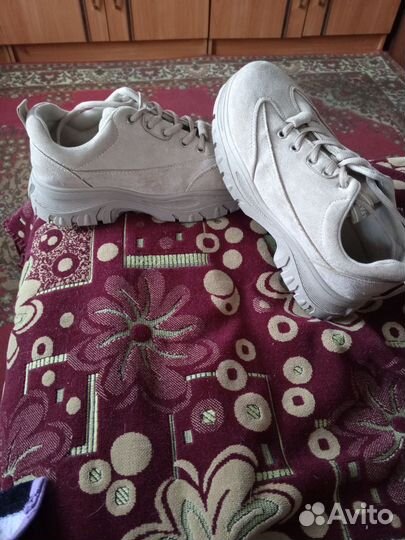 Кроссовки женские