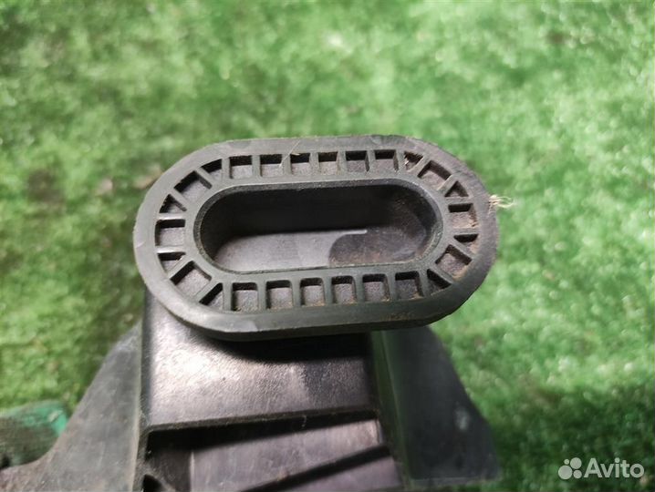 Кронштейн бампера заднего правый Mercedes Benz ML