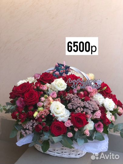 Букет в корзине с красными розами