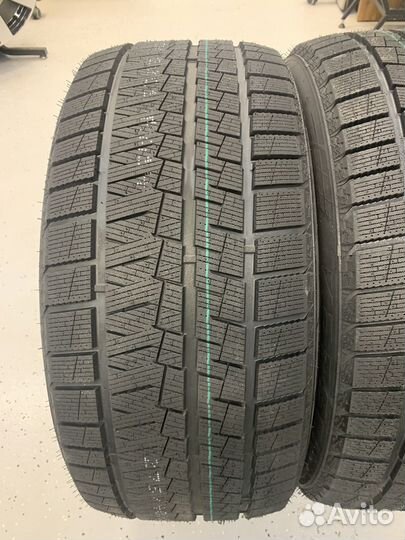 Kapsen SnowShoes AW33 295/40 R21 111V