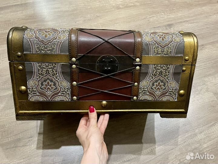 Сундук из дерева с отделкой натуральной кожей