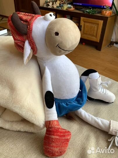 Мягкая игрушка корова на коньках