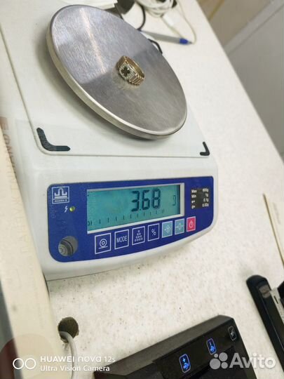 Золотое кольцо с гранатом и фианитоми