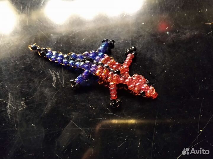 Ящерица ручной работы из бисера