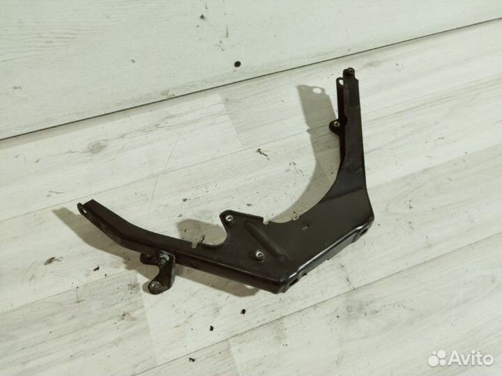 Кронштейн впускного коллектора Mercedes-Benz