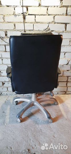 Офисное кожаное кресло