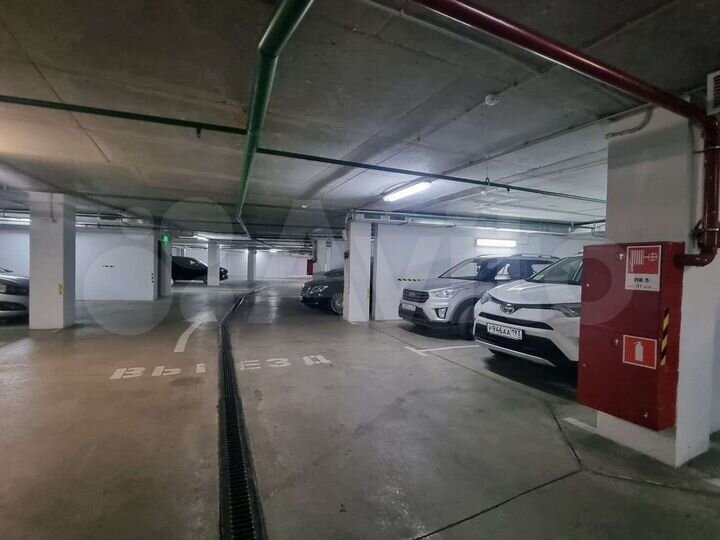 Машиноместо, > 30 м²