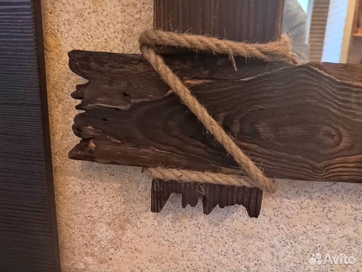 Зеркало в рамке из живого дерева