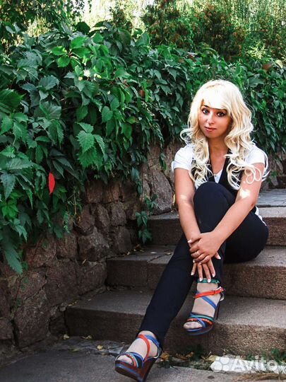 Светлый вьющийся косплей парик