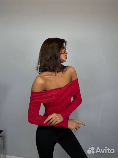 Лонгслив с отрытыми плечами