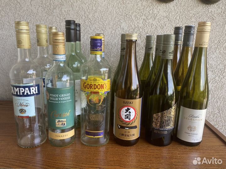 Пустые бутылки из под алкоголя с крышками