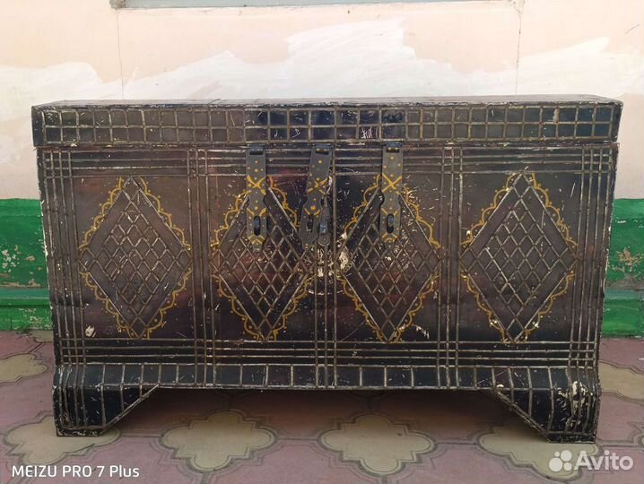 Сундук старинный