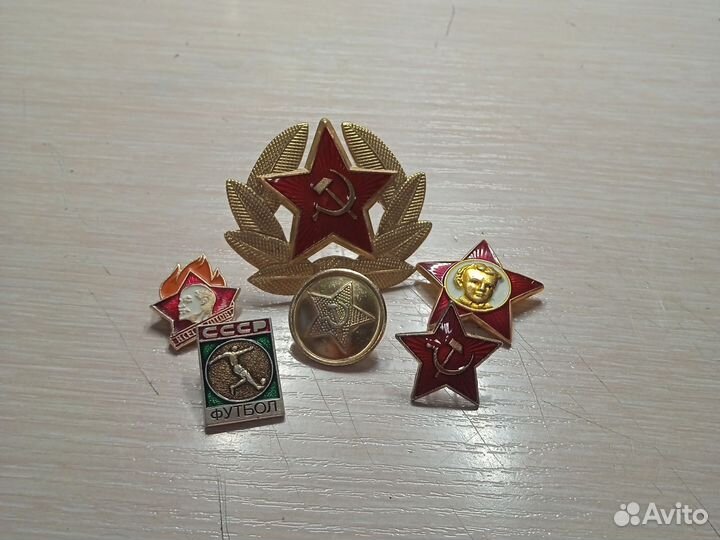 Значки и одна пуговица СССР